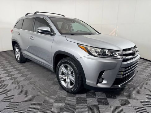 Used 2017 Toyota Highlander Limited w/ Carpet Mat Package FWD image 5