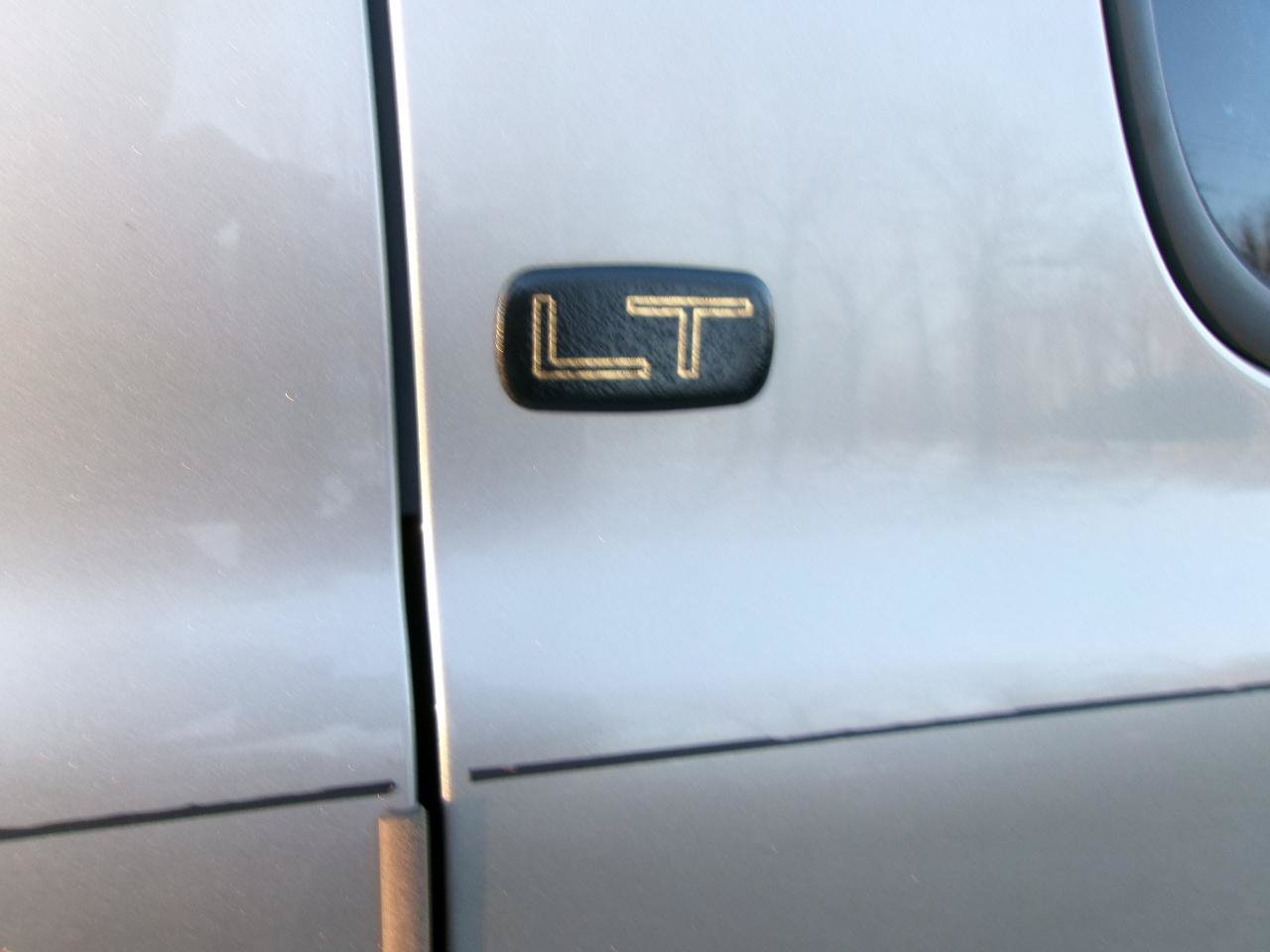 Used 2001 Chevrolet Suburban LT w/ LT Preferred Equipment Group RWD image 19