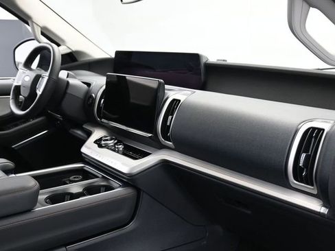 Used 2025 Ford Expedition Active image 29