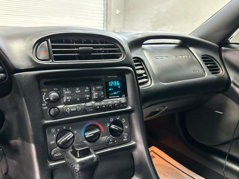 Used 2002 Chevrolet Corvette Coupe RWD image 18