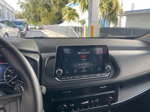 Used 2025 Nissan Rogue SV image 17