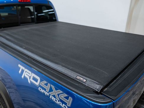 Used 2017 Toyota Tacoma TRD Off-Road image 32