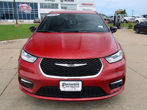 Used 2026 Chrysler Pacifica Select AWD/4WD image 2