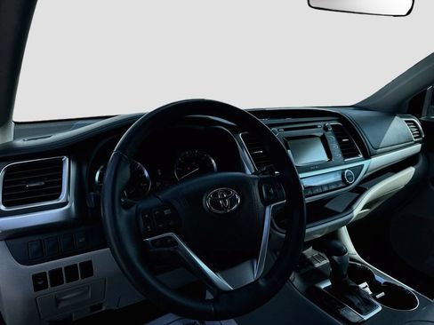 Used 2015 Toyota Highlander Plus FWD image 9