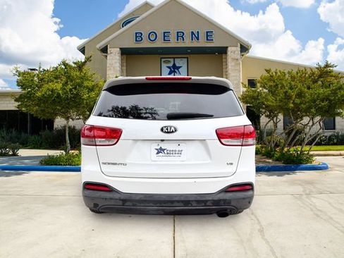 Used 2017 Kia Sorento LX FWD image 4