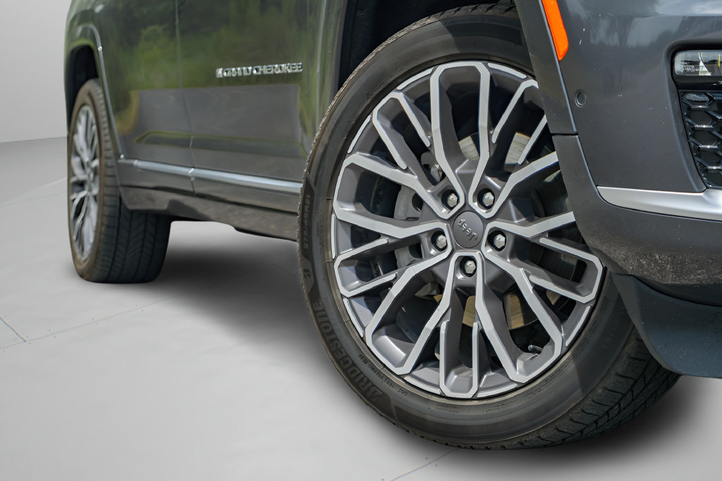 Used 2022 Jeep Grand Cherokee L Summit AWD/4WD image 3