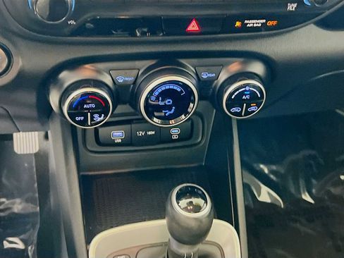 Used 2024 Hyundai Venue SEL FWD image 14