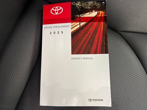 Used 2025 Toyota Grand Highlander AWD image 31
