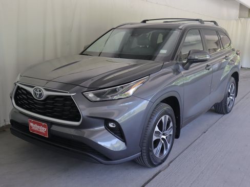 Used 2023 Toyota Highlander XLE AWD/4WD image 23