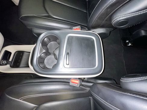 Used 2023 Chrysler Pacifica Touring-L FWD image 20