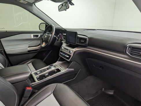 Certified 2022 Ford Explorer XLT w/ XLT Sport Appearance Package AWD/4WD image 44