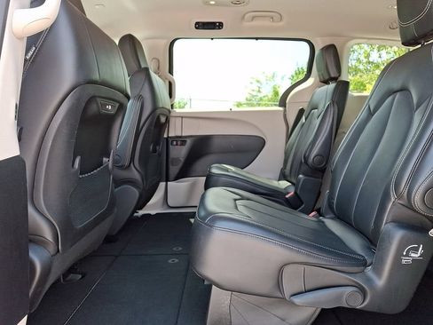 Used 2024 Chrysler Pacifica Touring-L FWD image 13