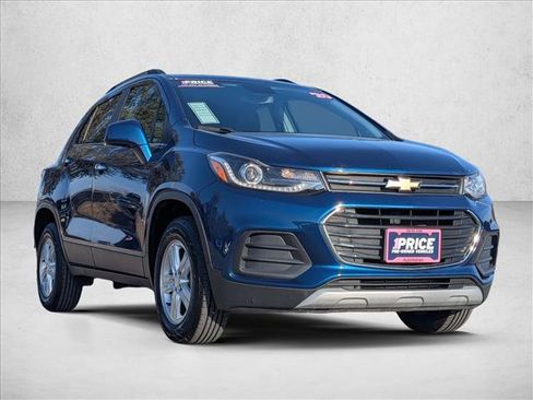 Used 2020 Chevrolet Trax LT w/ Driver Confidence Package image 3