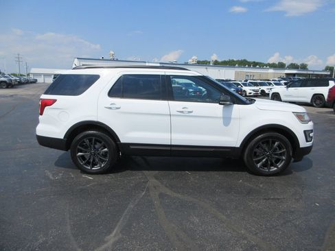 Used 2017 Ford Explorer XLT w/ Equipment Group 202A AWD/4WD image 2