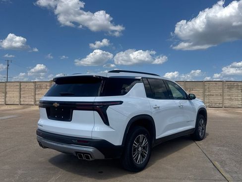Used 2025 Chevrolet Traverse LT FWD image 20
