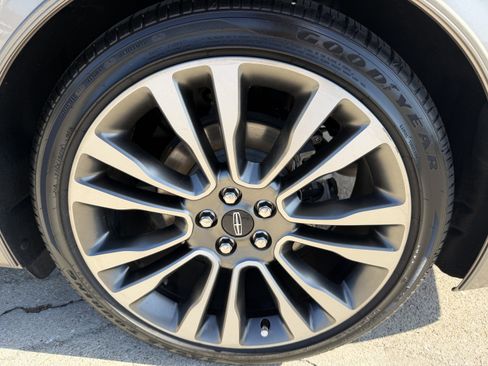 Used 2020 Lincoln Continental w/ Premium Package image 31