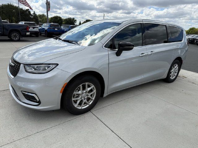 Used 2026 Chrysler Pacifica Select FWD image 4