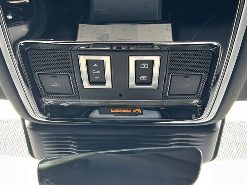 Used 2025 Land Rover Range Rover Velar S image 19