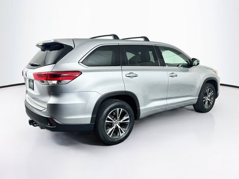 Used 2017 Toyota Highlander LE FWD image 9
