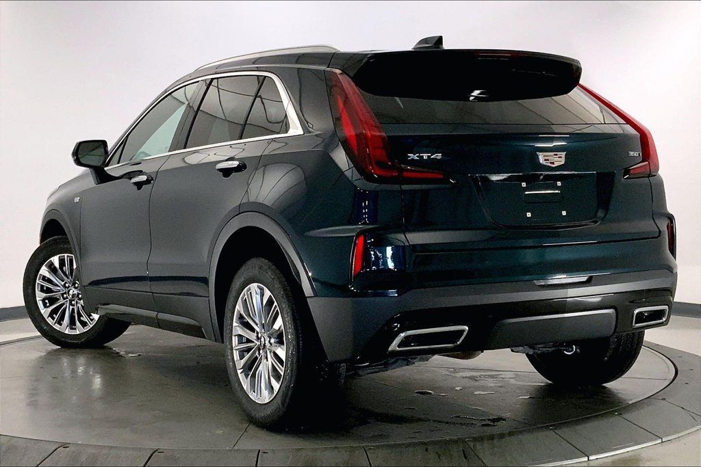 Used 2024 Cadillac XT4 Premium Luxury w/ Cold Weather Package FWD image 10
