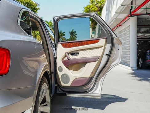 Used 2017 Bentley Bentayga image 49