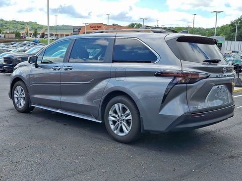 Used 2026 Toyota Sienna XLE AWD/4WD image 4