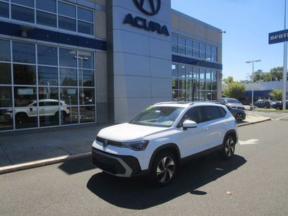 Used 2025 Volkswagen Taos SE w/ Panoramic Sunroof Package