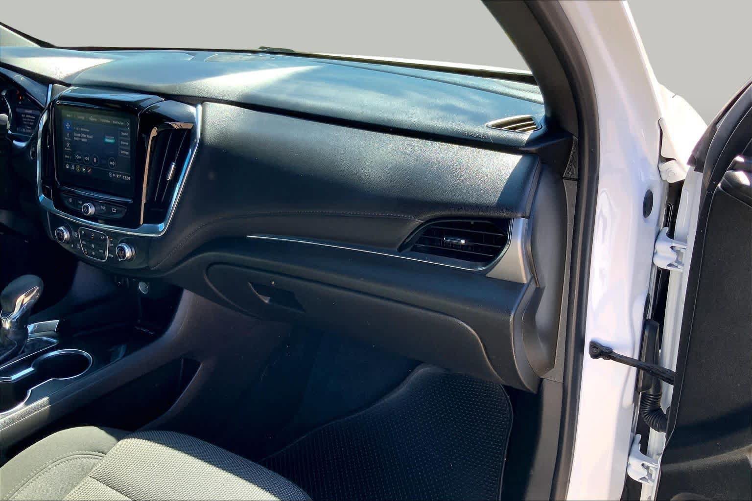 Used 2022 Chevrolet Traverse LT FWD image 19