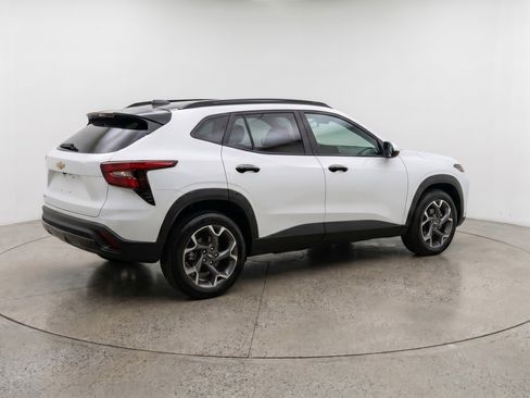 Used 2025 Chevrolet Trax LT FWD image 9