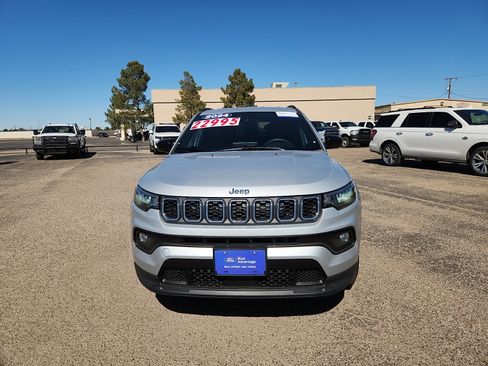 Used 2024 Jeep Compass Latitude image 2