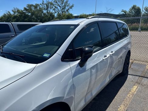 Used 2025 Chrysler Pacifica Limited FWD image 12