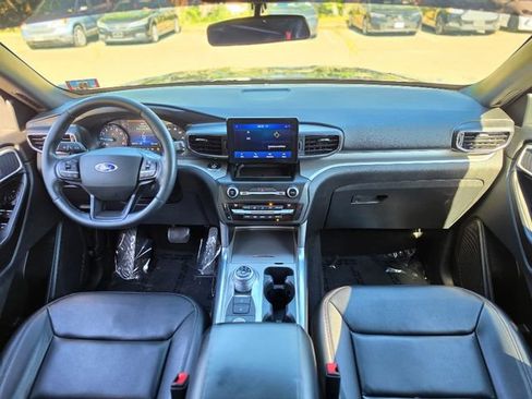 Used 2020 Ford Explorer XLT w/ Equipment Group 202A AWD/4WD image 30