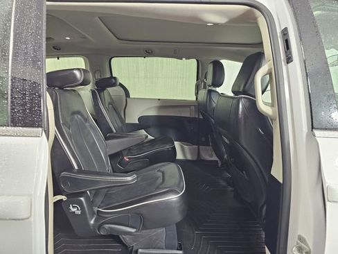 Used 2021 Chrysler Pacifica Limited image 15