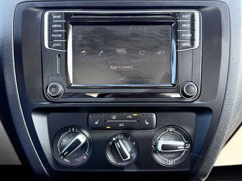 Used 2016 Volkswagen Jetta SE image 25