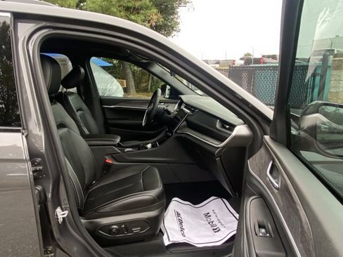 Used 2025 Jeep Grand Cherokee Limited image 29