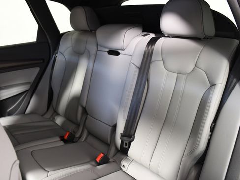 Used 2024 Audi Q5 e Prestige w/ Prestige Package image 28