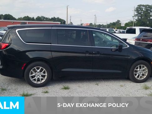 Used 2023 Chrysler Voyager LX FWD image 3