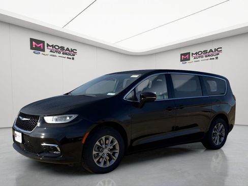 New 2026 Chrysler Pacifica Select AWD/4WD image 3