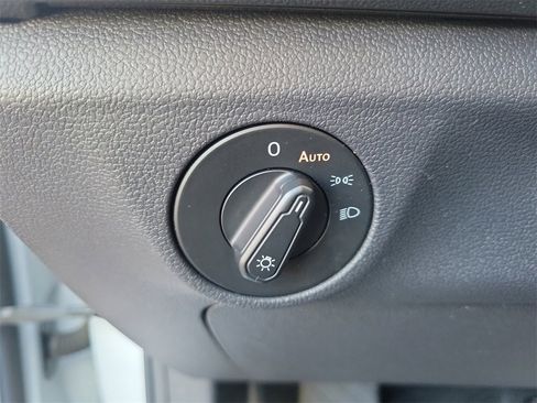 Used 2019 Volkswagen Jetta SE image 18