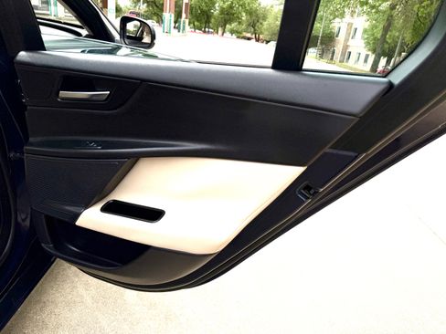 Used 2018 Jaguar XE image 12