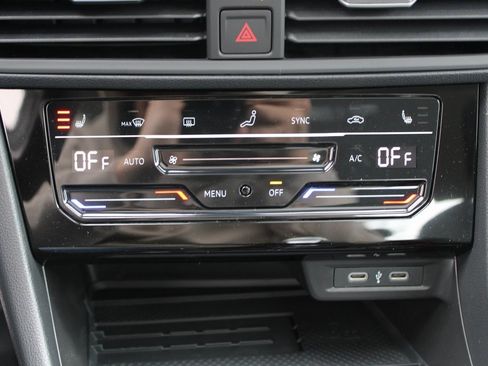 Certified 2025 Volkswagen Jetta SE image 15