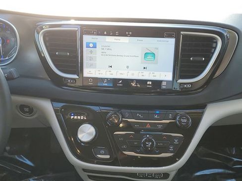 Used 2024 Chrysler Pacifica Touring-L image 26