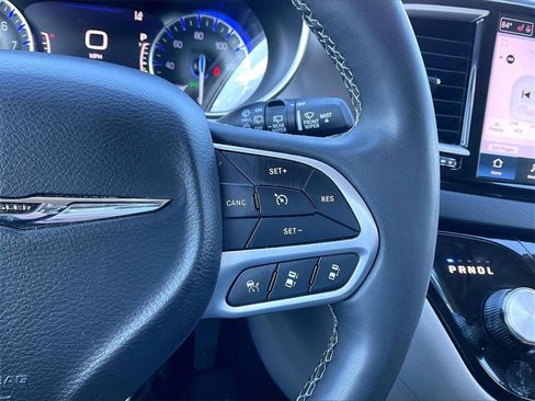 Used 2023 Chrysler Pacifica Touring-L image 23