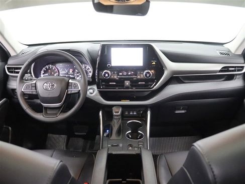 Used 2023 Toyota Highlander XLE image 21