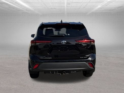 Used 2021 Toyota Highlander XLE AWD/4WD image 4