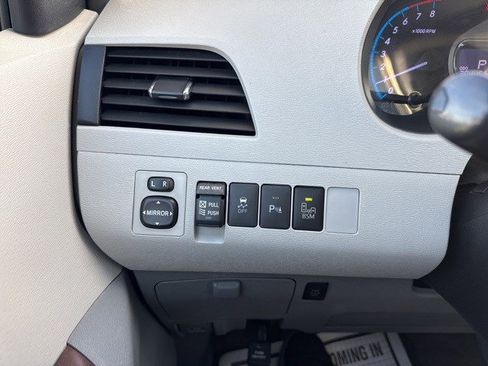 Used 2013 Toyota Sienna XLE image 22
