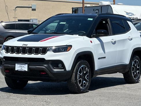 Used 2025 Jeep Compass Trailhawk AWD/4WD image 8