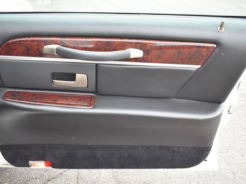 Used 2008 Lincoln Town Car Executive RWD image 40