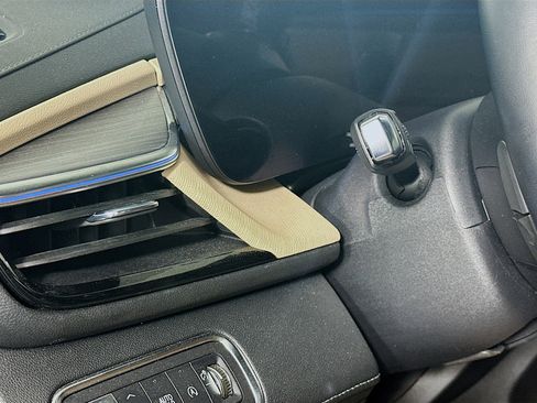 Used 2025 Buick Enclave Preferred image 17