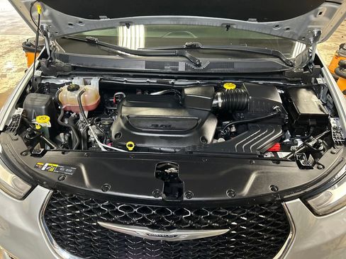 Used 2023 Chrysler Pacifica Touring-L FWD image 10